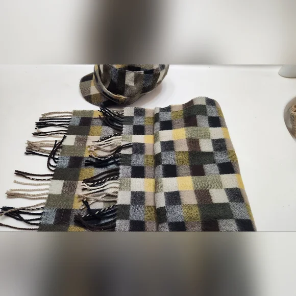 Plaid scarf and matching hat set in a checkered pattern with colors of brown - Picture 3 of 13